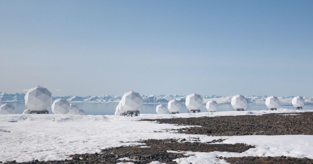 سباق الفضاء مع الصين يُعزز بناء الهوائيات في القطب الشمالي