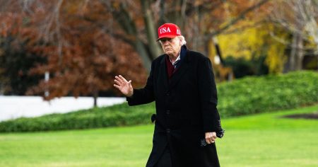 ترامب يعزز حسابات (MAGA X) التابعة لمشغلين في الخارج.