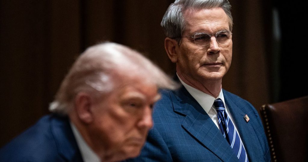 ترمب ممازحاً وزير الخزانة: سأقيلك إذا لم تنخفض الفائدة