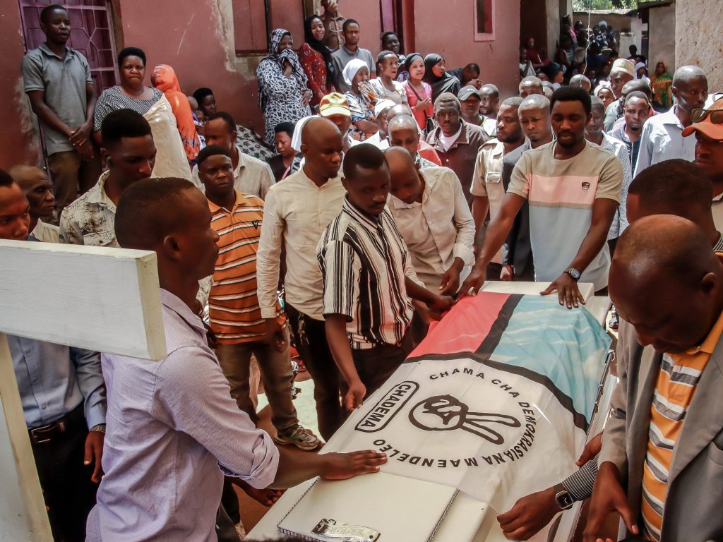 توجيه اتهامات بالخيانة لعشرات الأشخاص في تنزانيا على خلفية احتجاجات انتخابية.