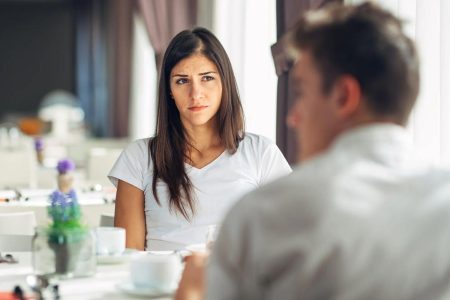 زوجة تشك بإصابة زوجها الجديد بمتلازمة أسبرجر (Asperger’s) وبالكذب عليها.