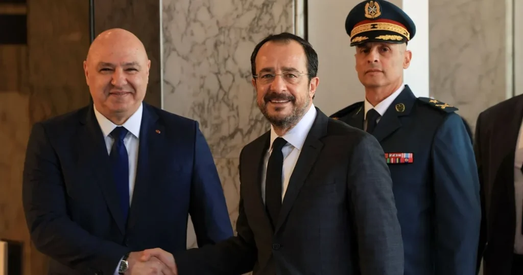 توقيع اتفاقية ترسيم الحدود البحرية بين لبنان وقبرص.. وعون: لا تستهدف أحداً