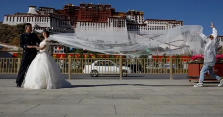 كيف تصنع السعادة الزوجية عبر عادات يومية بسيطة؟د. لمى الصفدي، استشارية نفسية وأسرية، توضح أن السعادة الزوجية ترتبط بالعادات اليومية البسيطة والحوار البنّاء، وليس بالهدايا الفاخرة. الخلافات الصحية مؤشر إيجابي، بينما تراكم الصمت العقابي قد يؤدي إلى الانفصال وفقدان الرضا الشخصي.16 نوفمبر 2025 14:55