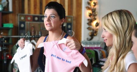 24 مسلسلًا كوميديًا يجب مشاهدتها على Hulu الآن (نوفمبر 2025): “النهايات السعيدة” والمزيد