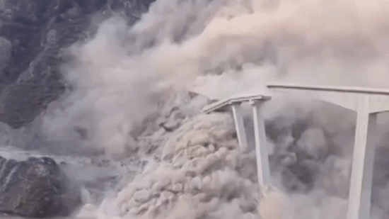 انهيار جسر صيني جديد في مقاطعة سيتشوان بالقرب من بناء الطريق السريع