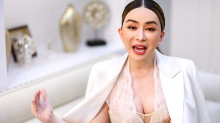 مالكة مشاركة في مسابقة (ملكة الكون) تواجه مذكرة توقيف لغيابها عن جلسة احتيال.