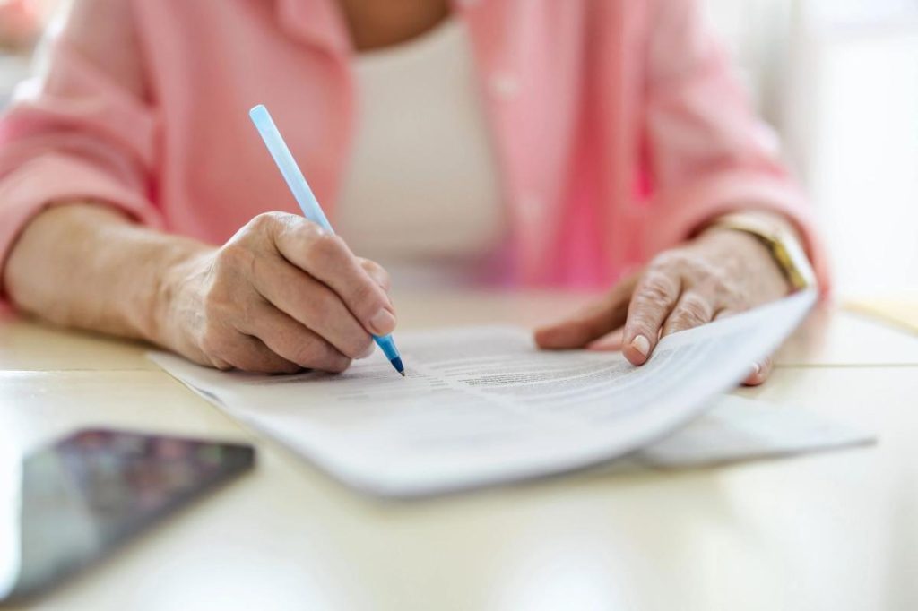 أُهملتُ من وصية والدة زوجي، وفقًا لـ “Dear Abby”.