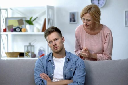 نصائح أبي: كيف نطلب من الابن البالغ من العمر 20 عاما الانتقال؟