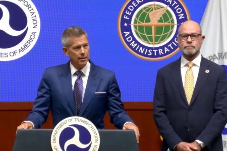 خفضت إدارة الطيران الفيدرالية (FAA) 10٪ من الرحلات الجوية الأمريكية في 40 مدينة رئيسية مع استمرار الإغلاق الحكومي التاريخي