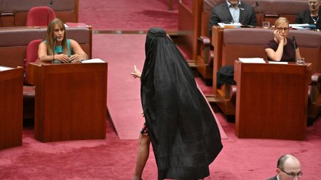 البرلمان الأسترالي يشهد اضطرابًا إثر ارتداء بولين هانسون (Burqa) في مجلس الشيوخ.