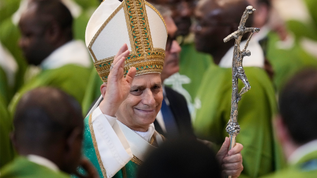 البابا ليو الرابع عشر يدعم مطراني الكنيسة الكاثوليكية في إدانة مداهمات الهجرة (Immigration Sweeps) في الولايات المتحدة.