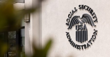 إدارة شواء موظفي الضمان الاجتماعي أثناء اجتماع الإغلاق المتوتر