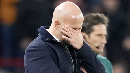 جيمي كاراجر: مهمة آرنه سلوت في ليفربول ليست مستحيلة بعد، لكن فيرجيل فان دايك يحتاج مساعدة ومحمد صلاح فقد لياقته.