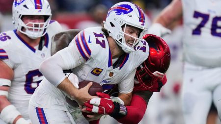 أنهى جوش ألين (Josh Allen) مباراة فريقه بافالو بيلز (Buffalo Bills) أمام هيوستن تكسانز (Houston Texans) بخسارة 19-23 بعد اعتراض في الثواني الأخيرة.