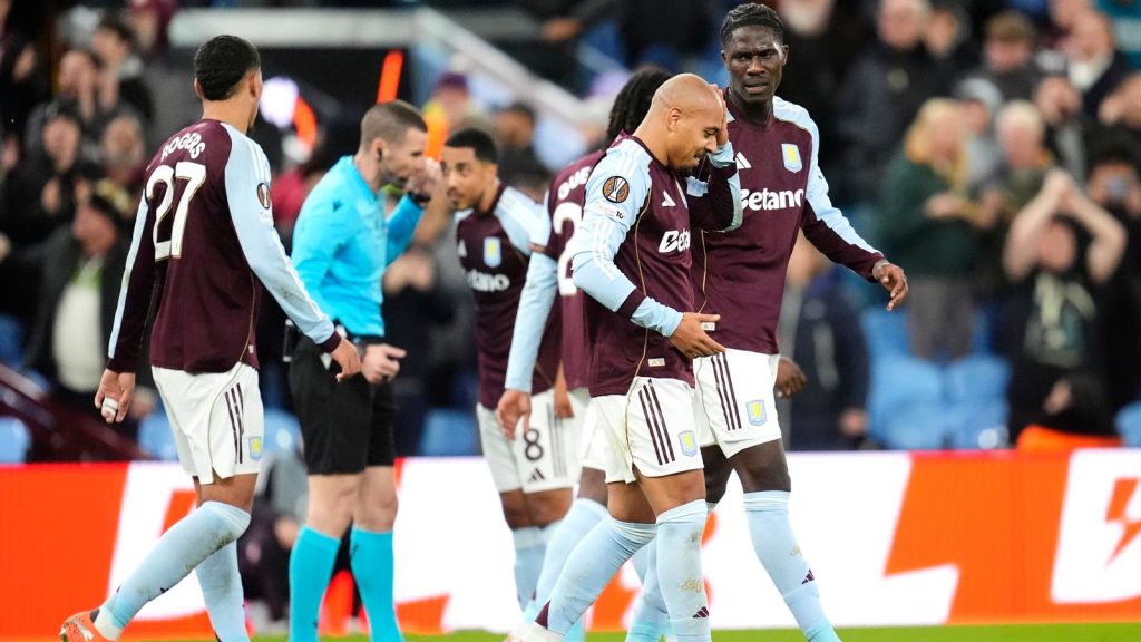 أستون فيلا 2-1 يونغ بويز: مالين يسجل هدفين ويتعرض لإصابة من الجمهور في (اليوروبا ليغ).