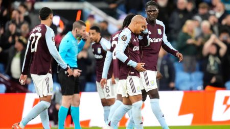 أستون فيلا 2-1 يونغ بويز: مالين يسجل هدفين ويتعرض لإصابة من الجمهور في (اليوروبا ليغ).