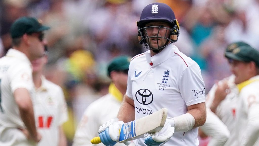 إنجلترا: جو روت يقلل من صعوباته في أستراليا ويشكك في ضرورة اختبار (الكرة الوردية).