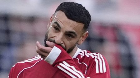 يتساءل جيمي كاراجر عن صمت محمد صلاح في ظل تراجع أداء ليفربول.