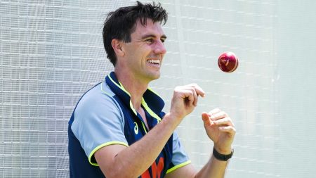 أستراليا تستبعد كومينز وهازلوود من ثاني اختبار رماد وتعلن عن تشكيلة ثابتة.