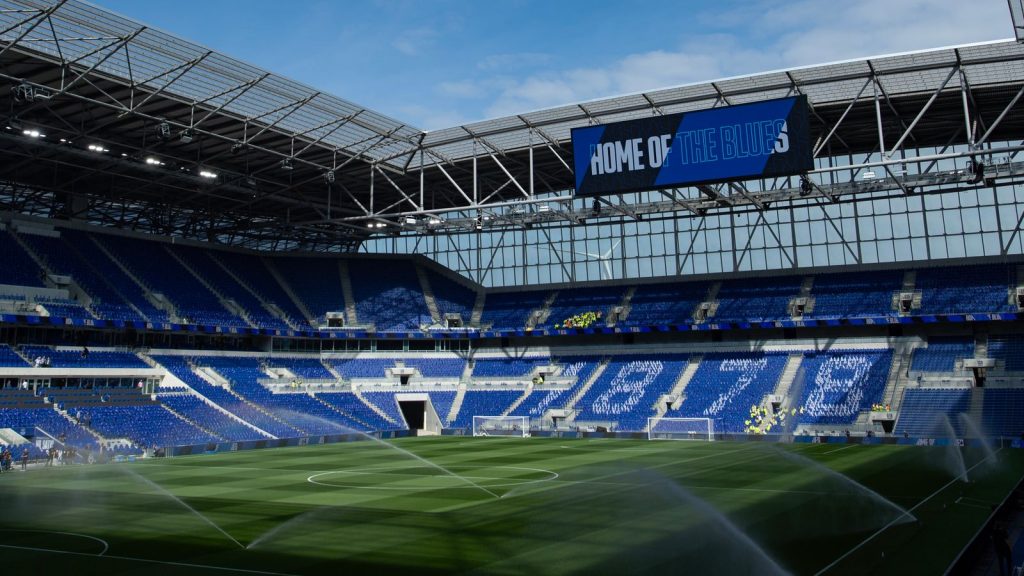 عُودَة “سوبر ليغ ماجيك ويك إند” (Super League Magic Weekend) إلى ملعب هيل ديكنسون في 2026، وكشف المباريات كاملةً.