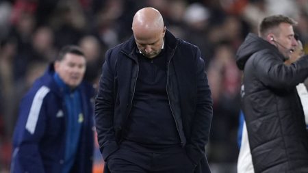 أرنه سلوت: مدرب ليفربول يصف الأداء الضعيف بـ “المُضحك” و”اللا يُصدق” ويعترف بشعوره بالذنب.
