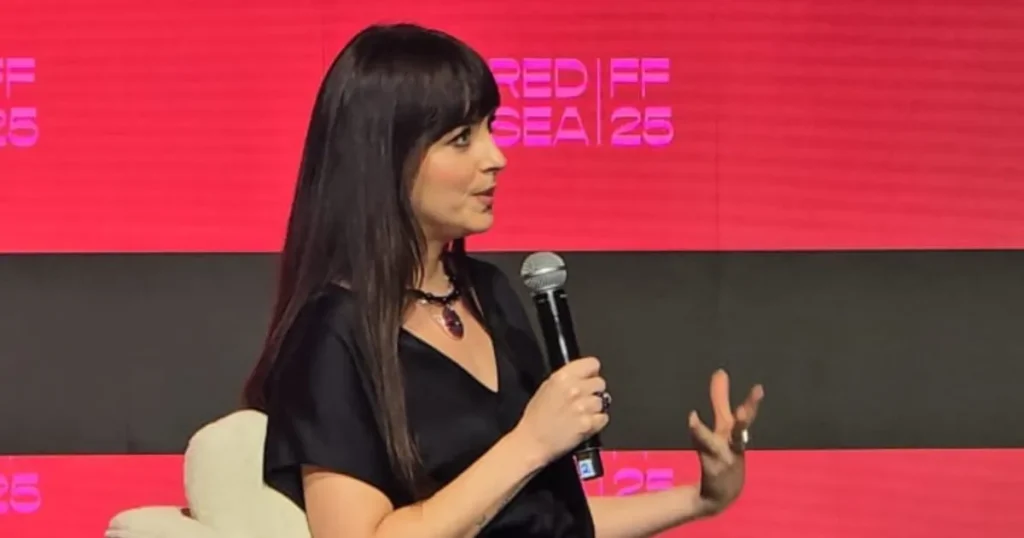 داكوتا جونسون في “البحر الأحمر”: عملي بالإنتاج كشف لي وجهاً قبيحاً للصناعة