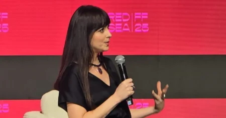 داكوتا جونسون في “البحر الأحمر”: عملي بالإنتاج كشف لي وجهاً قبيحاً للصناعة