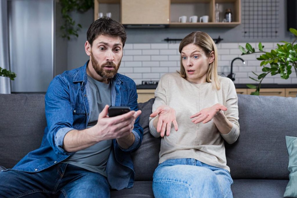 زوجة تحتفظ بالتواصل مع صديق سابق لزوجها رغم خلافهما.