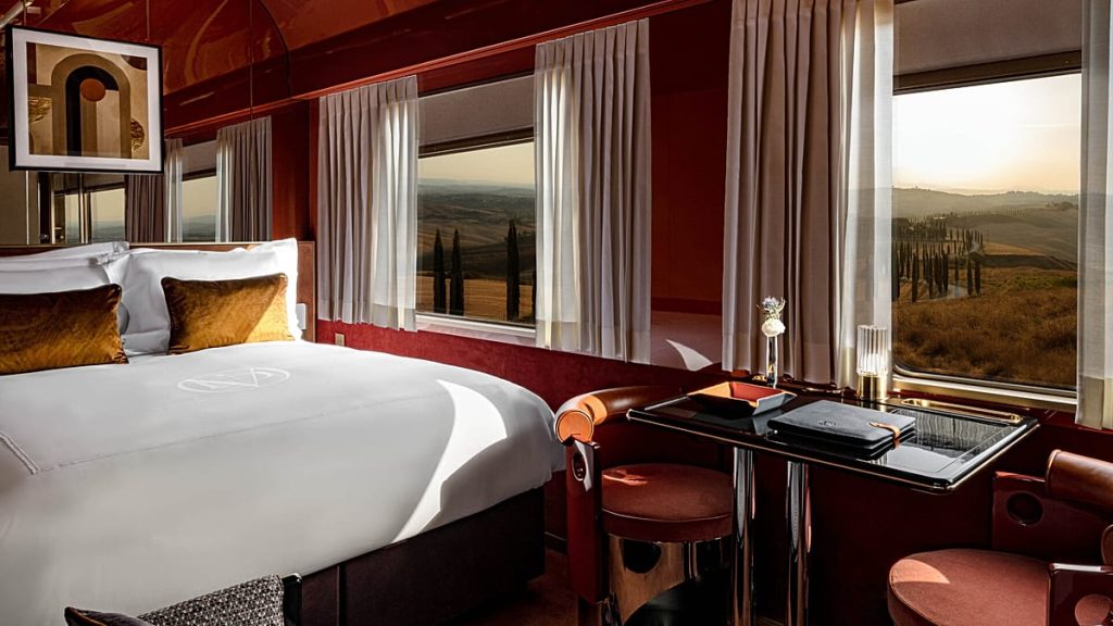 قطار “لا دولتشي فيتا” الإيطالي يضيف رحلة ليلة رأس السنة مع تذوق برونيلو واحتفال على متنه.