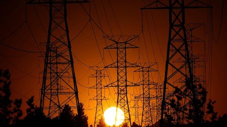 تُعلن المفوضية الأوروبية عن خطة بـ 1.2 تريليون يورو لتحديث شبكات الكهرباء في الاتحاد الأوروبي.