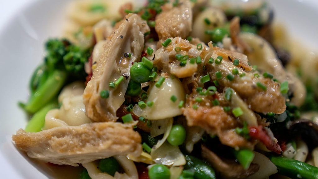 منشورات متداولة تضلل بشأن حظر إيطاليا للحوم المزروعة معملياً (lab-grown meat).