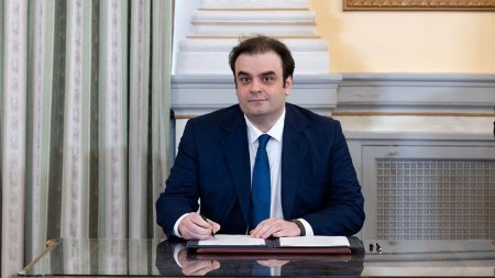 وزير المالية اليوناني كيرياكوس بييراكاكيس ينتخب رئيساً لمجموعة اليورو (Eurogroup).