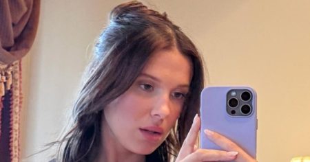 ميلي بوبي براون تستعرض لياقتها بقميص قصير وقلادة لؤلؤ.