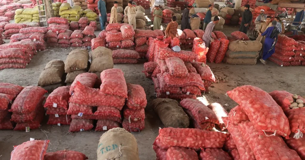 على وقع اشتباكات الحدود.. اندلاع حرب تجارية بين باكستان وأفغانستان