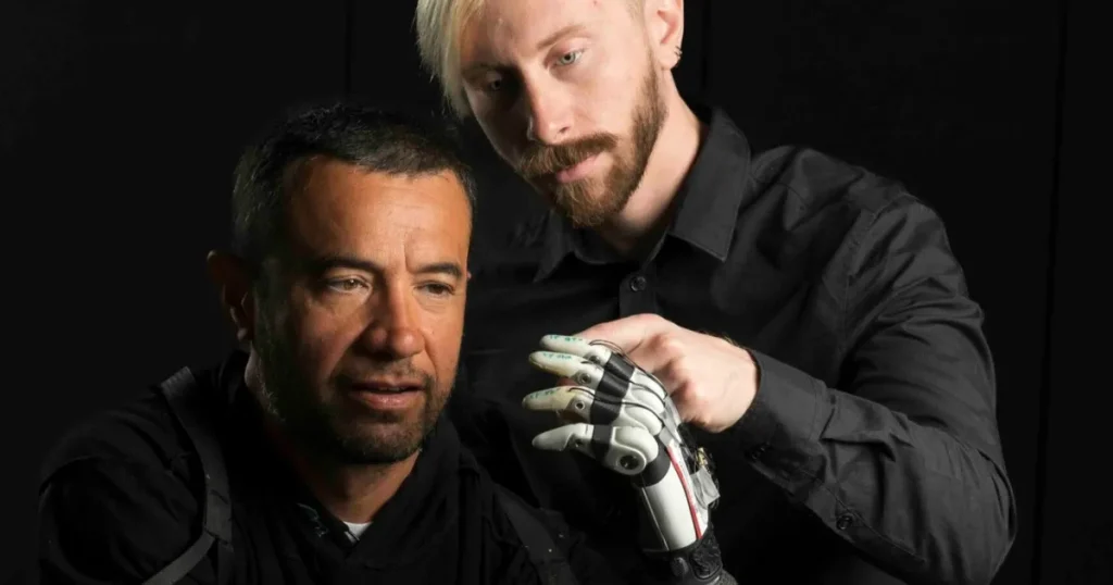 باحثون يطورون طرفاً اصطناعياً بقدرات ذكية تحاكي التفكير البشري