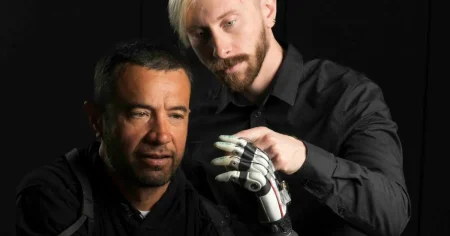 باحثون يطورون طرفاً اصطناعياً بقدرات ذكية تحاكي التفكير البشري