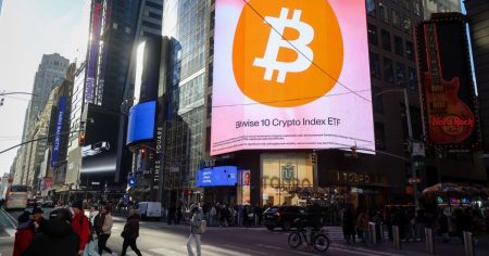 بتكوين ترهق المستثمرين مع توجهها نحو عام رابع من الخسائر