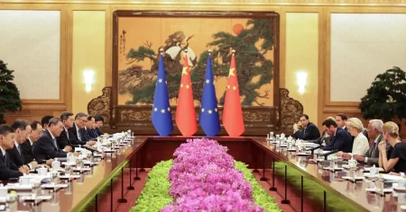 الاتحاد الأوروبي يسعى لتعزيز دفاعاته الاقتصادية ضد قيود الصين ورسوم أميركا