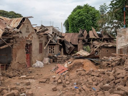 الكونغو الديمقراطية تتهم رواندا بانتهاك اتفاق السلام مع تقدم حركة 23 مارس في الشرق.