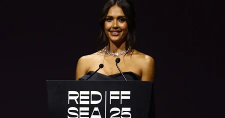 جيسيكا ألبا في “البحر الأحمر”: دعوة لتمكين المرأة.. وتحضيرات لعمل سعودي مع هيفاء المنصور