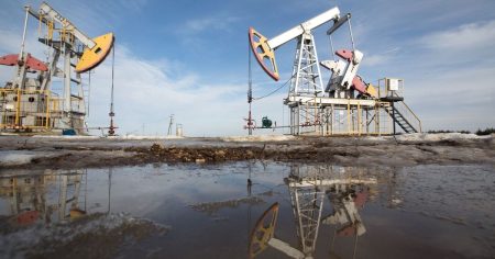 النفط يستقر بعد انخفاضه مع تقييم المتداولين لفرص إنهاء حرب أوكرانيا