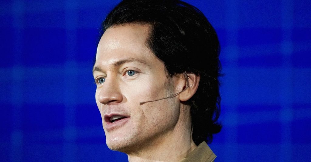 برايان جونسون يكتشف فطرًا نفسيًا (Shrooms) ويرغب في الإعلان عن ذلك.