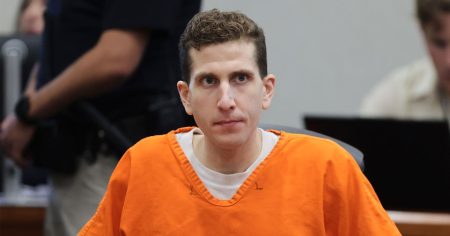 بريان كوهبرغر يتواصل مع قتلة متسلسلين ويهدد بإيذاء النفس في السجن.