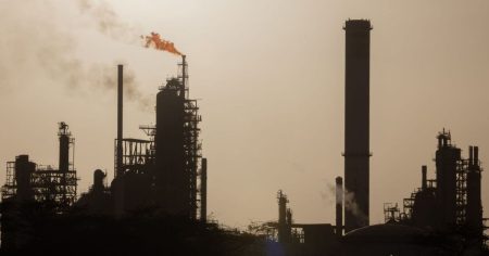 النفط يمحو مكاسبه المبكرة بعد مصادرة أميركا ناقلة خام وتراجع الأسهم