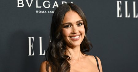 جيسيكا ألبا تثبت: لون الشوكولاتة السويدي هو صيحة الموسم – حقيبتها بـ 26 دولارًا.