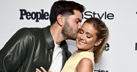 ديلان باربور يمزح بأنه “حُكم عليه بالإعدام” بعد اتفاقه مع زوجته هانا جودوين على “المزيد من التمارين”.