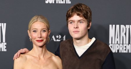 غوينيث بالترو وابنها موسى مارتن (19 عامًا) يظهران على السجادة الحمراء في عرض (Marty Supreme).