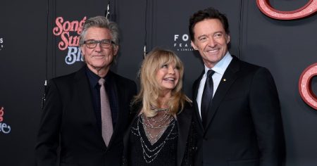 جولدي هاون وكيرت راسل يبدوان في حالة حب خلال ظهور عائلي لدعم كيت هدسون.