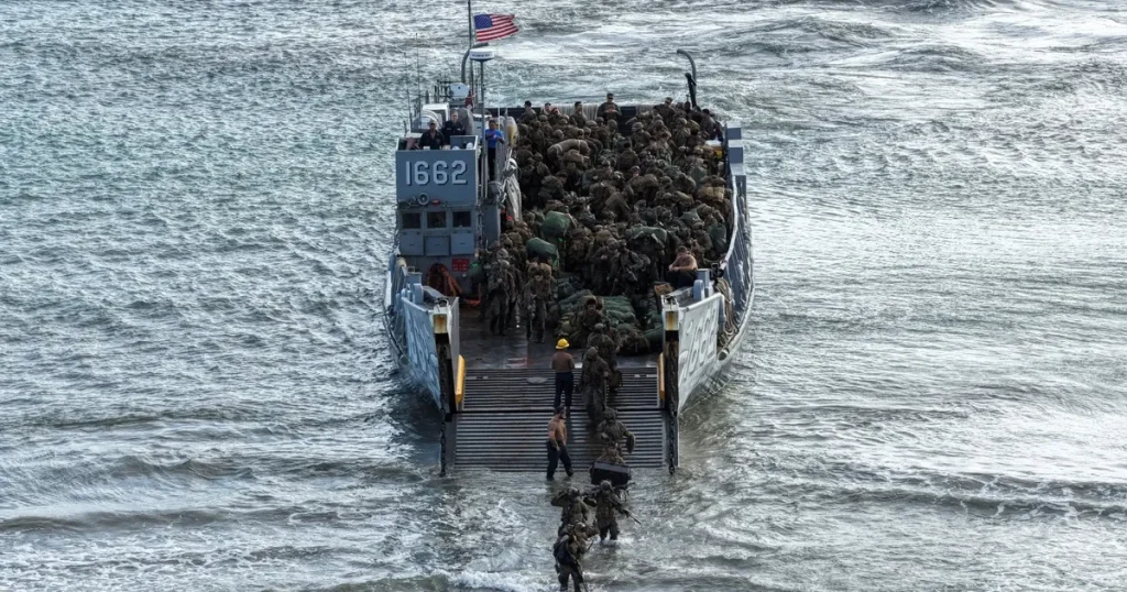 الجيش الأميركي يعزز وجوده في الكاريبي.. ما سيناريوهات التصعيد ضد فنزويلا؟