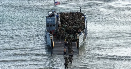 الجيش الأميركي يعزز وجوده في الكاريبي.. ما سيناريوهات التصعيد ضد فنزويلا؟